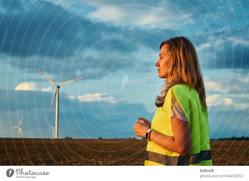 Ingenieur sieht sich Windkraftanlage im Feld an Turbine Windmühle Erzeuger Energie Technik & Technologie nachhaltig Landschaft regenerativ Ökologie Propeller