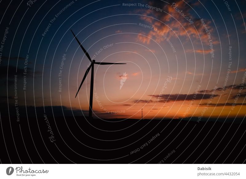 Windrad Silhouette bei Sonnenuntergang Himmel. Windkraftanlage Generator Energie Erzeuger Turbine Windmühle Technik & Technologie Erwärmung Propeller nachhaltig