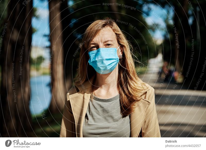 Frau mit Schutzmaske auf der Stadtstraße Mundschutz Porträt covid-19 Coronavirus Straße Großstadt soziale Distanz Sperrung Quarantäne Seuche Krankheit Mädchen