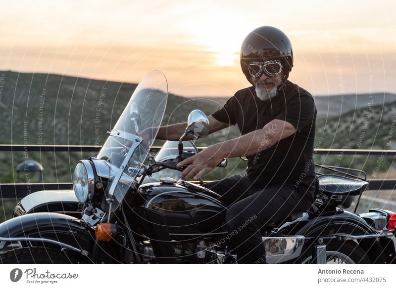 Reife Bikeron Seitenwagen Fahrrad reif Männer Erwachsener Beiwagen Person 60-65 Jahre nahöstlich Menschen Lebensstile Seitenansicht Profil Kinnbart Schutzhelm