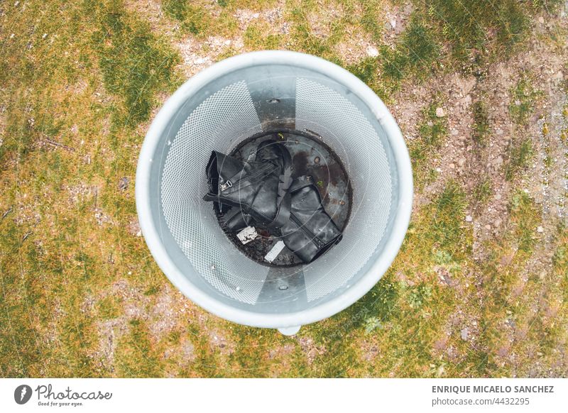 Alte Stiefel in einem Mülleimer Person Kunststoff Werfen Verschmutzung Schutz wiederverwerten Recycling Tasche Ökologie Trödel Abfall Erde ökologisch