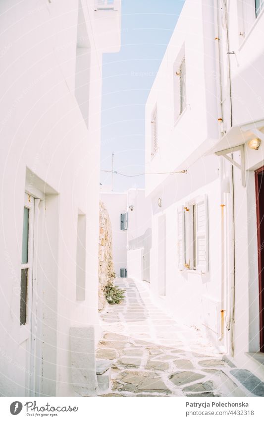 Weiße Architektur Gebäude in einer kleinen Straße, Gasse auf Mykonos, Griechenland weiß Häuser hell