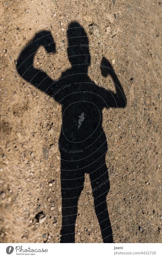 Eine Schattenfigur macht Kraftübungen Mensch Person Kind Junge schattenfigur Schattenwurf Jugendliche protzen posieren kräftig posen muskulös Körper Sport