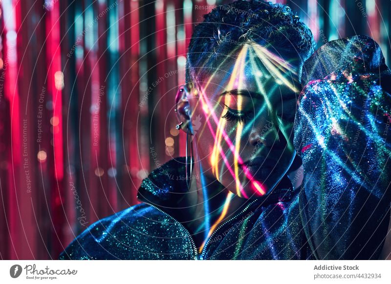 Cooles schwarzes Modell in ultraviolettem Licht tanzen in Nachtclub Stil Augen geschlossen genießen Frau Nachtleben cool Elektromagnetisch Strahlung Disco