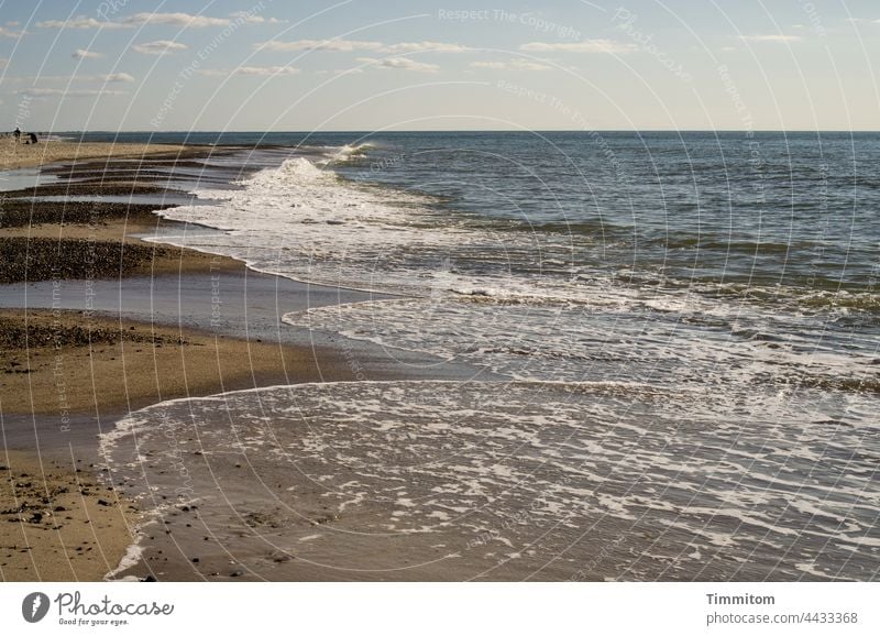Ruhe und Bewegung an dänischer Nordseeküste Meer Wasser Strand Sand Steine Wellen Gischt Menschen Himmel Horizont Schönes Wetter Natur Ferien & Urlaub & Reisen