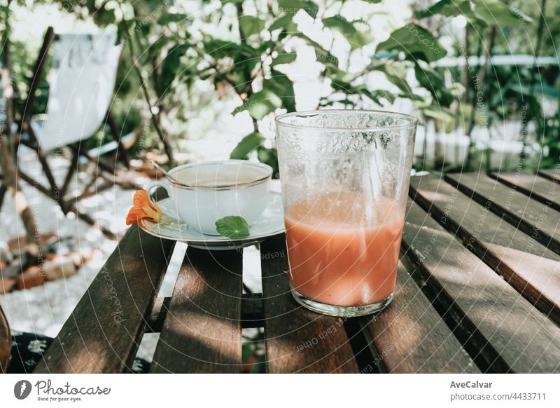 Nahaufnahme von zwei frischen Sommergetränken auf einem Holztisch an einem sonnigen Tag, erfrischendes Getränk Karibik liquide Kalk Ananas Erfrischung