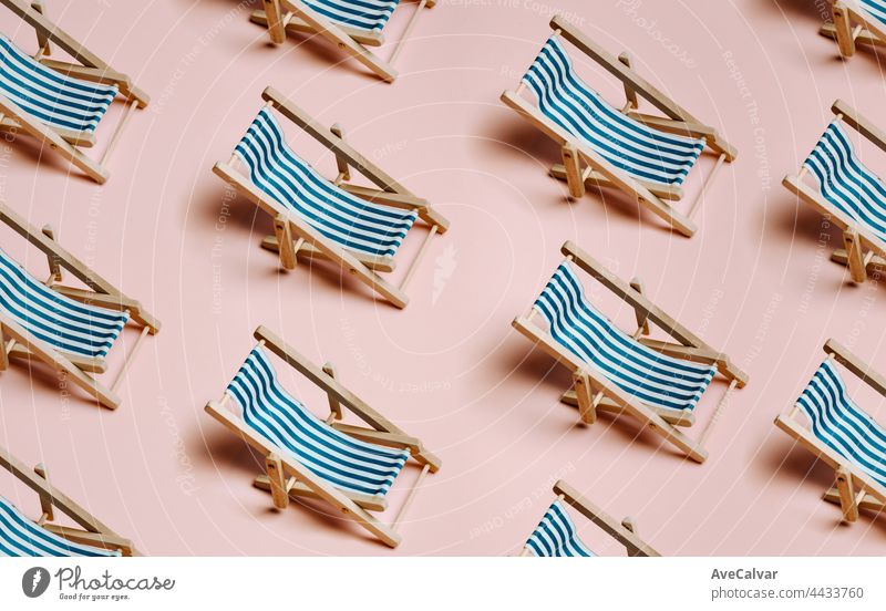Muster der Sommer Strandstühle über einem pastellrosa Hintergrund mit Kopie Raum, Minimalismus, Sommer und entspannen Konzept, Netzwerke abstrakt Stuhl Sonne