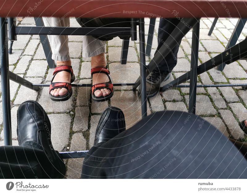 Was passiert unter dem Tisch? tisch unterm Tisch kehren unter den Tisch Beine füße Tischgestell kopfsteinpflaster verborgen im Verborgenem Stadt Essen trinken