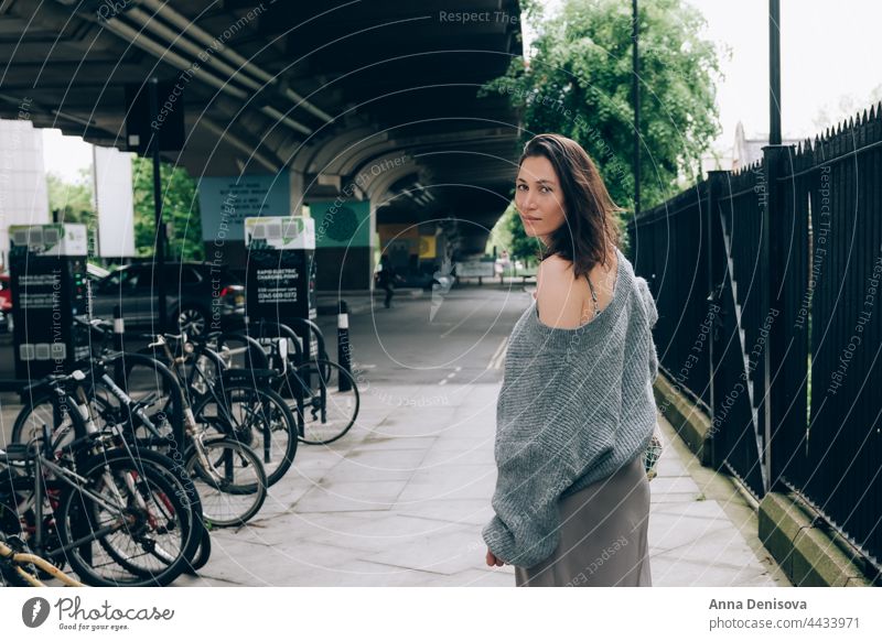 Junge Frau auf den Straßen von London modisch Netzbeutel Pullover Seide Rock grau Stilrichtung Mode stylisch Model im Freien hübsch schön Kaukasier trendy