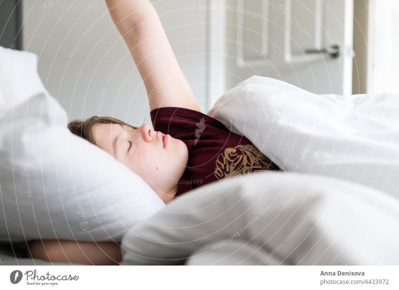 Schläfriges Teenager-Mädchen im Bett sich[Akk] entspannen schlafen ruhen Wellness hoffnungslos psychische Gesundheit unglücklich Angst Depression jung
