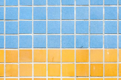 Kacheldesign Haus Gebäude Plattenbau Mauer Wand Fassade eckig hässlich Stadt blau gelb Fliesen u. Kacheln Quadrat mehrfarbig zweifarbig Farbfoto Außenaufnahme