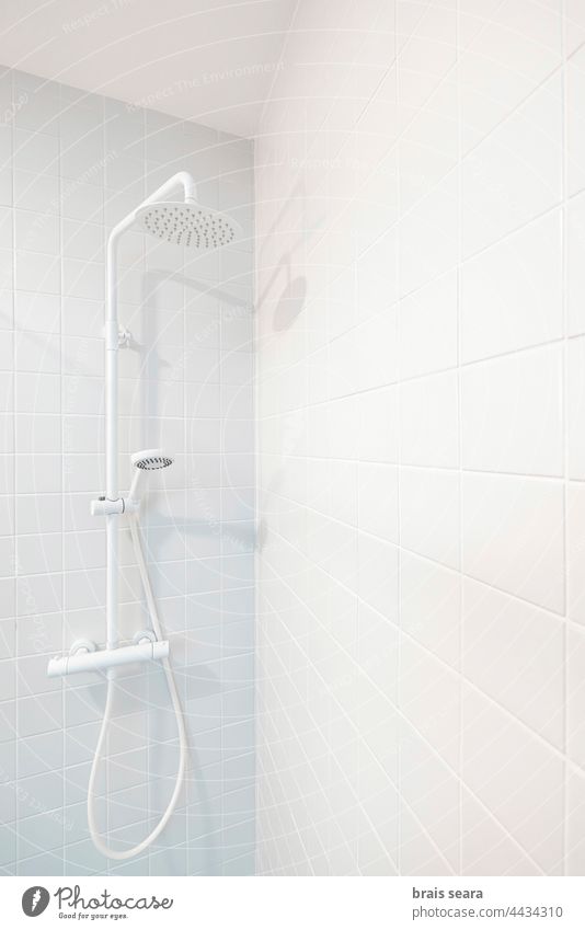 Dusche auf weiß gefliestem Bad Duschkopf Spa Erholung niemand Hardware Baumarkt aktualisieren Wasser Reformation Heimat reformieren Laden bricolage