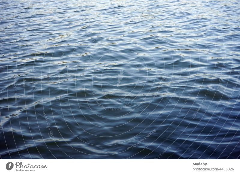 Leichter Wellengang auf der dunkelblauen Wasseroberfläche des Poyrazlar Gölü bei Adapazari im Sommer bei Sonnenschein in der Provinz Sakarya in der Türkei See