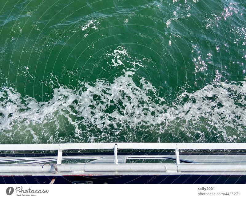 Schaumkrönchen Wasser Meer Fähre Vogelperspektive Schifffahrt Wasserfahrzeug Wellen Schaumkrone See Reling An Bord brodeln Gischt schäumen Passagierschiff grün