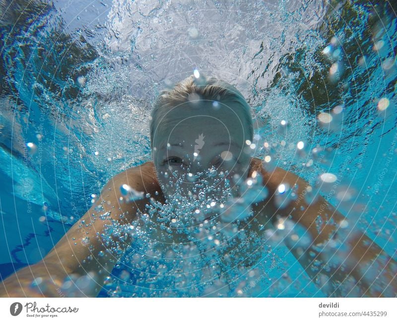 Frau im Pool tauchend pool swinningpool Mädchen Spaß haben fun Schwimmen & Baden Schwimmbad Unterwasseraufnahme blau Sommer Sommerurlaub Licht Sonnenlicht