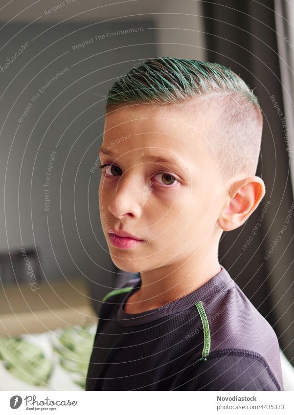 Porträt eines 8-jährigen Jungen mit grünen Haaren Gesicht Mensch Kind Kindheit Kaukasier niedlich grünes Haar schön jung lässig gutaussehend Behaarung