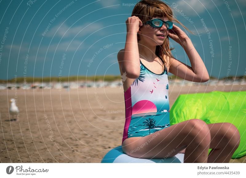 Mädchen am Strand mit Wasserbrille Schutzbrille Meer MEER Sonne Porträt Kind Feiertag Fröhlichkeit niedlich Spielen Feiertage Niederlande Himmel Gesundheit
