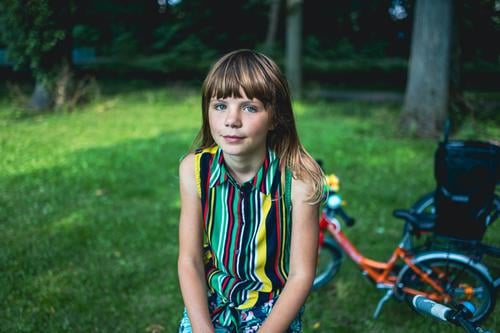 Porträt eines Mädchens mit einem Fahrrad in einem Park Baum Natur im Freien Menschen Abenteuer Bäume Frühling Wälder Lifestyle Erholung Kaukasier schön