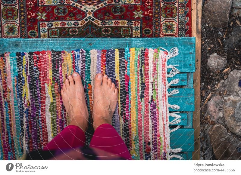 Nackte Füße auf bunten Teppichen Fuß nackte Füße Barfuß Stehen Muster Kunst Gewebe Textur alt Design Dekoration & Verzierung Farbe farbenfroh altehrwürdig