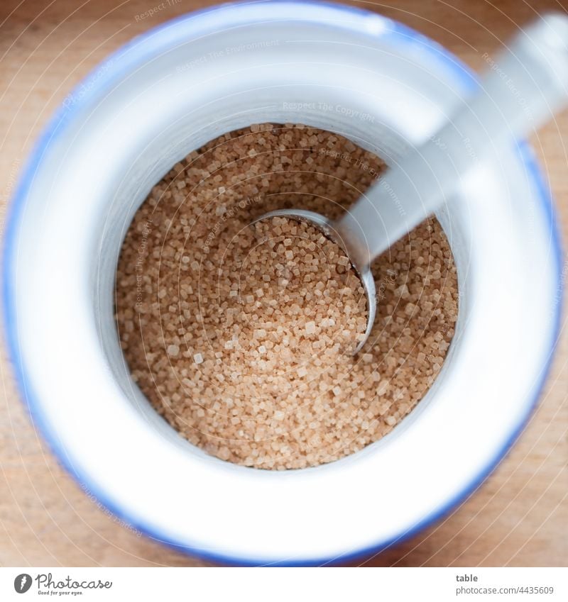 brauner Zucker in Zuckerdose mit Löffel zuckerdose löffelchen rohrzucker Lebensmittel lebensmittelindustrie Ernährung Ernährungsberater Gesundheit