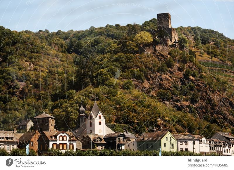 Bei einer Schiffsfahrt auf dem Rhein kann man so manche Burg(ruine) bestaunen Stadt Schifffahrt Burgruine Mittelalter historisch Ausflug Burg oder Schloss Turm