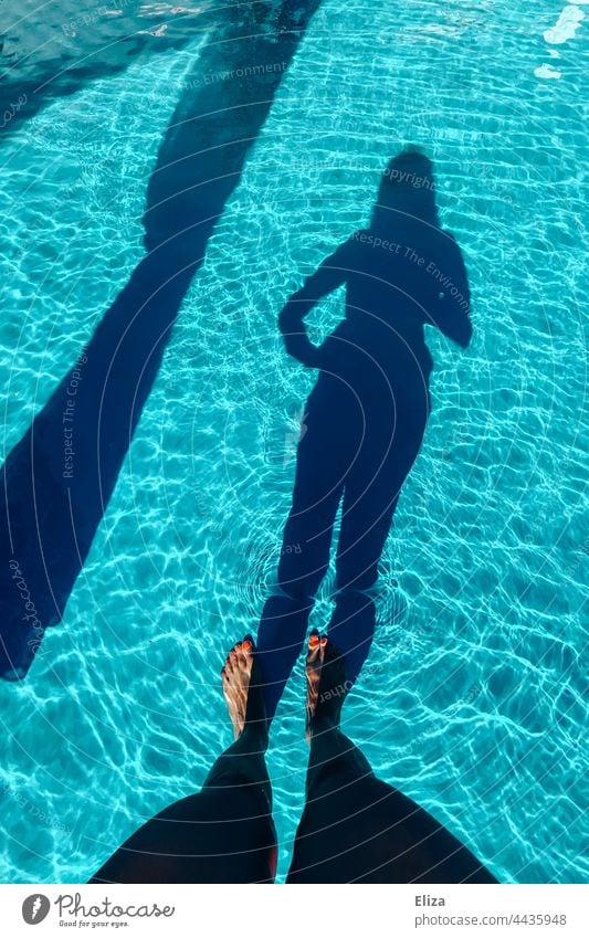 Schatten einer Frau im blauen Wasser eines Pools schwimmen Schwimmen & Baden Sommer Schwimmbad Erfrischung nass Figur Körper