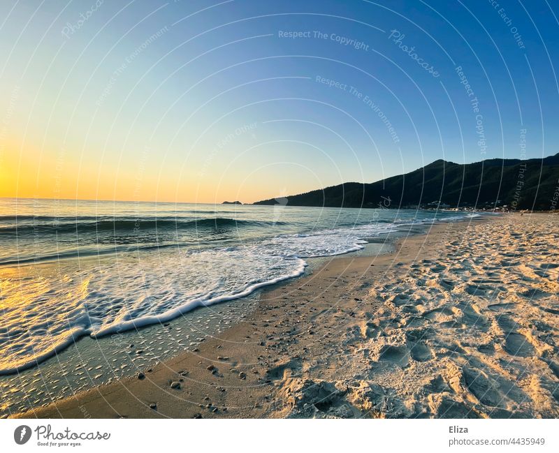 Strand und Meer in der Morgendämmerung Landschaft Küste Natur Menschenleer Himmel Sonnenaufgang Sandstrand Horizont Berge