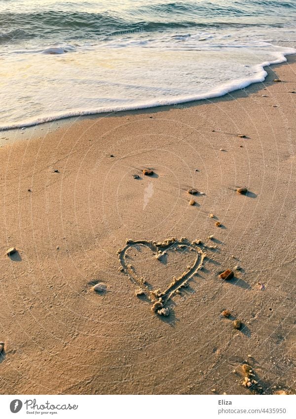 Kitschiges Herz in Sand gemalt am Strand mit Meer kitschig Urlaub Flitterwochen romantisch Liebe Welle Romantik Wasser Erholung