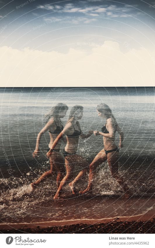 Was für ein schönes Gefühl, an einem warmen Sommertag am Meer zu laufen. Manchmal hat man die explosive Ausdauer von drei Personen, wenn nicht mehr. Oder man kann ein Bild mit Mehrfachbelichtung aufnehmen. Ein wunderschönes brünettes Mädchen joggt am Meer.