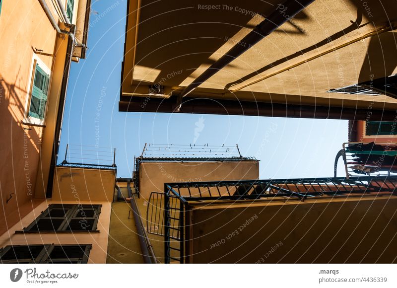 Italienischer Hinterhof Froschperspektive himmelwärts aufstrebend Innenhof Perspektive alt Fassade Haus Altbau Wohnung oben Architektur Gebäude Häusliches Leben