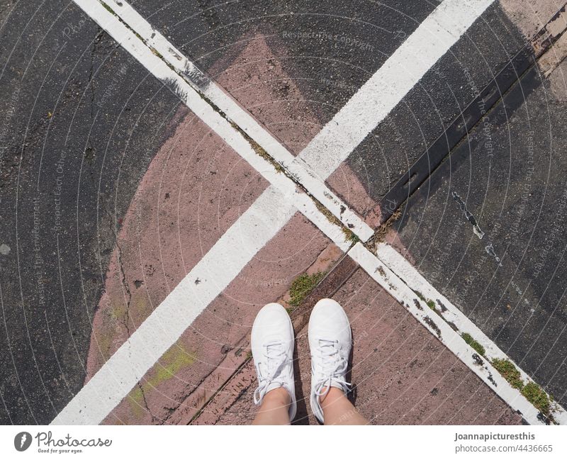 X markiert die Stelle x weiß Turnschuh Schuhe Fuß Beine Straßenbelag Kunst Graffiti urban Beton