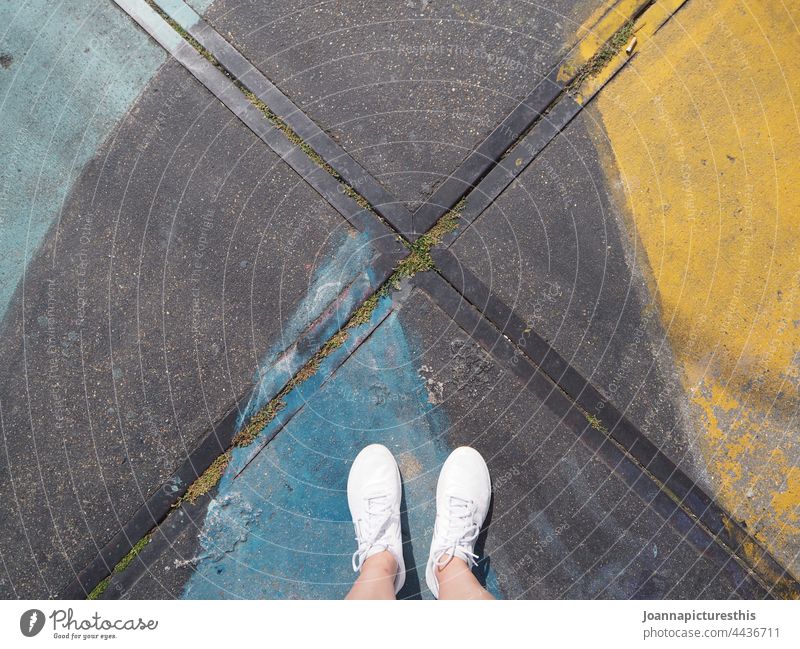 Weiße Turnschuhe Schuhe weiß Fuß Beine Boden Straßenbelag farbenfroh Graffiti Straßenkunst urban