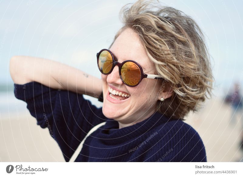 FRAU - SONNENBRILLE - AM MEER Frau 30-34 Jahre Sonnenbrille Locken blond lachen am Meer Erwachsene Außenaufnahme Farbfoto Lebensfreude Fröhlichkeit erholt