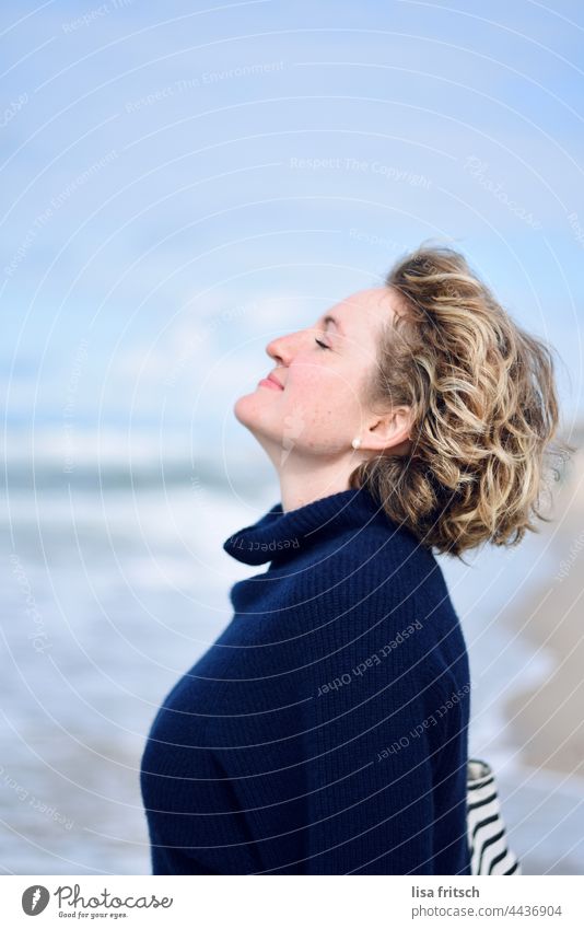 DURCHATMEN - MEER - ERHOLUNG Frau 30-45 Jahre blond kurzhaarig Augen geschlossen atmen Luft holen genießen Ruhe Erholung Meer Erwachsene Außenaufnahme