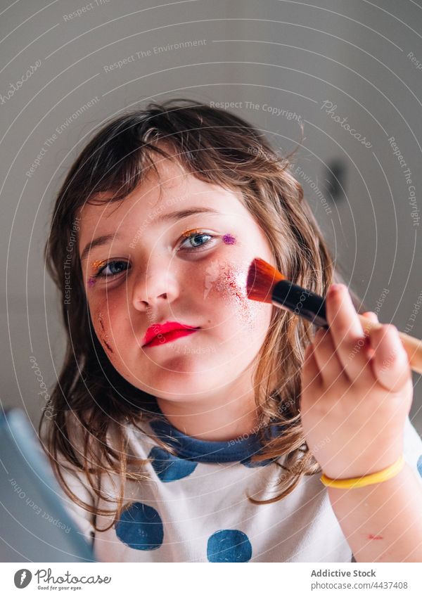 Mädchen trägt zu Hause Glitter auf das Gesicht auf Make-up bewerben Schönheit Kosmetik dekorativ achtsam Kindheit Applikator Erdbeeren Ornament Fokus sortiert