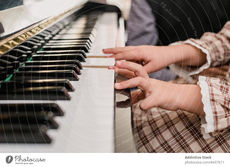 Crop Mädchen spielt Klavier im Haus Zimmer spielen Keyboard Musik instrumentell klassisch Kunst Klang Kindheit heimwärts Melodie Kleid kariert Ornament