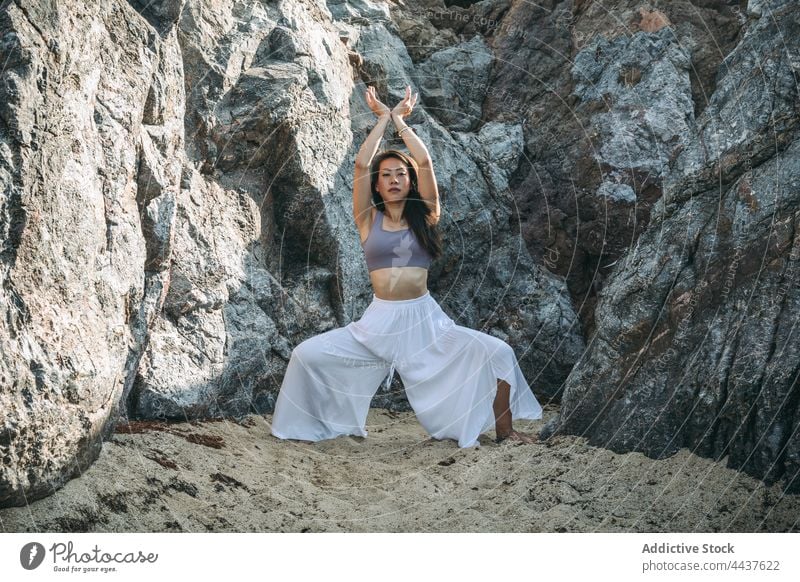 Asiatische Frau macht Göttin Pose in den Bergen Göttin-Pose Yoga Arme hochgezogen Wellness Gesunder Lebensstil Vitalität Energie Berge u. Gebirge Porträt üben