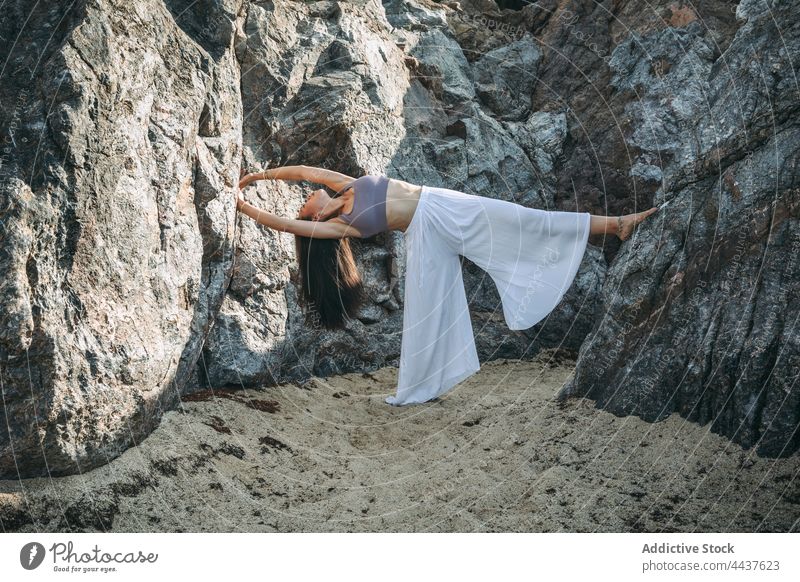Asiatische Frau übt Yoga mit erhobenem Bein in den Bergen Backend Bein angehoben Gleichgewicht beweglich Dehnung Arme hochgezogen Anmut Hochland Energie