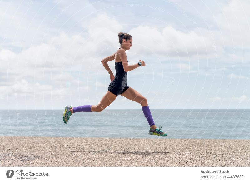Aktive Sportlerin beim Laufen entlang der Uferpromenade Läufer springen laufen Moment Stauanlage Herz Training Sommer Athlet Frau über der Erde Energie passen