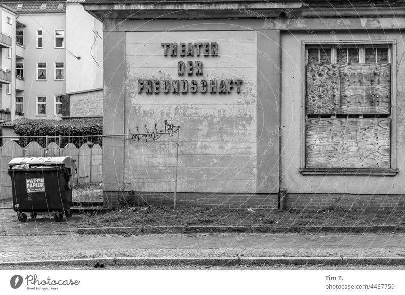das alte Theater in Nauen Brandenburg s/w Freundschaft Schwarzweißfoto Architektur b/w Außenaufnahme b&w Einsamkeit ruhig Tag Menschenleer Gebäude Fenster Haus