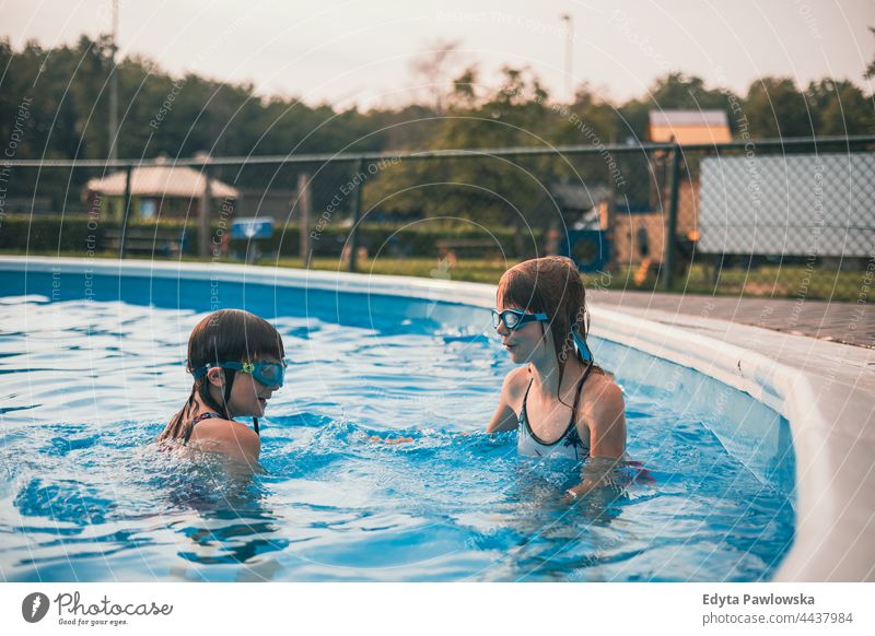 Kinder spielen im Freibad Sport Menschen Gesundheit blau Aktivität schwimmen platschen Erholung im Freien Resort Schwimmbad Wasser Pool Ferienpark aktiv
