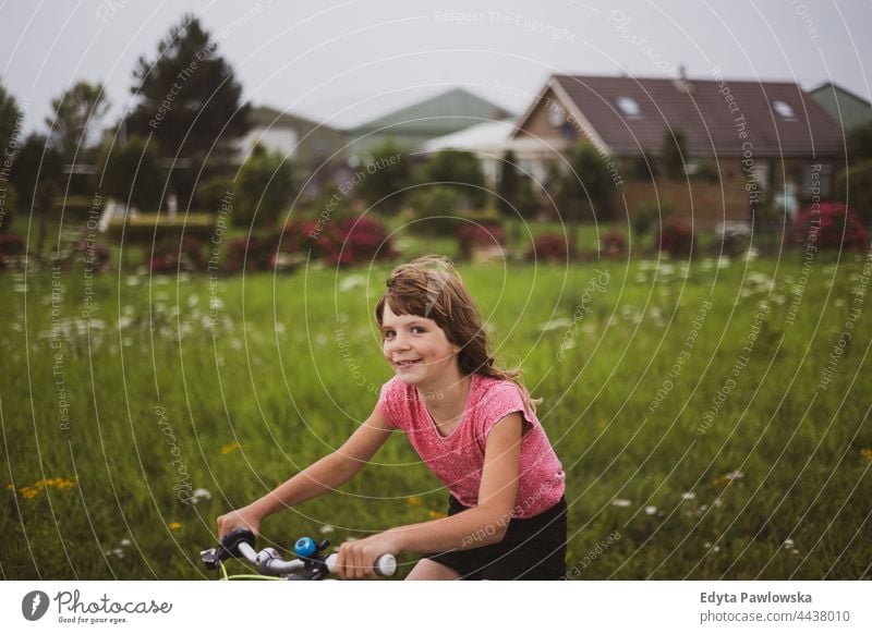 Kleines Mädchen fährt Fahrrad auf dem Lande holländisch Europa Niederlande Fahrradfahren Reiten Radwege Urlaub reisen aktiv Abenteuer Sommerzeit Tag Freiheit