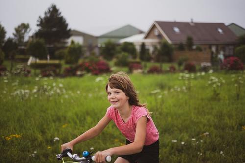 Kleines Mädchen fährt Fahrrad auf dem Lande holländisch Europa Niederlande Fahrradfahren Reiten Radwege Urlaub reisen aktiv Abenteuer Sommerzeit Tag Freiheit