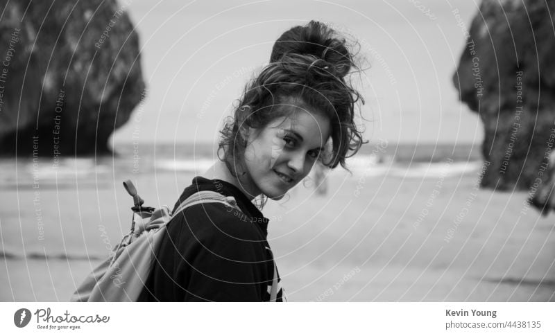 ein Mädchen am Strand Lächeln Landschaft Monochrom schön Glück