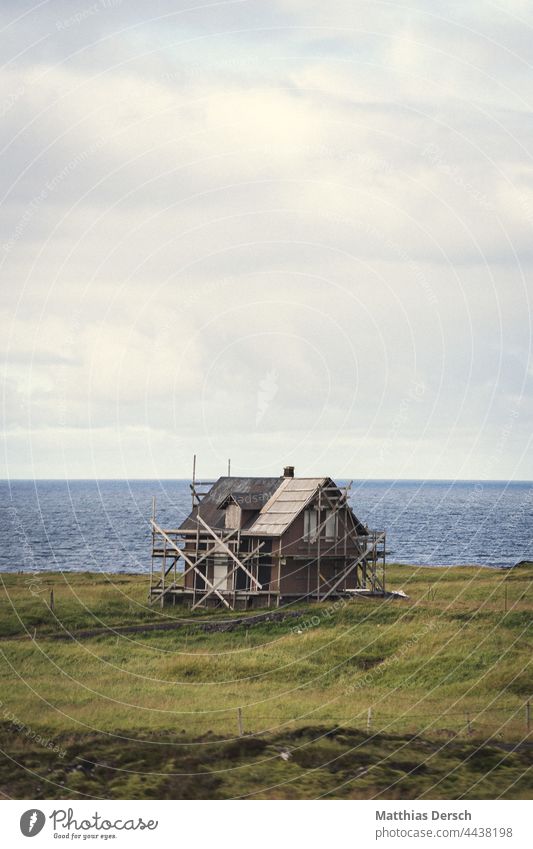 Traumhaus auf Island Haus Hausbau Gerüst Dach Natur Landschaft wohnen wohnen im grünen Wohnen am Wasser Wohnhaus Meer Küste