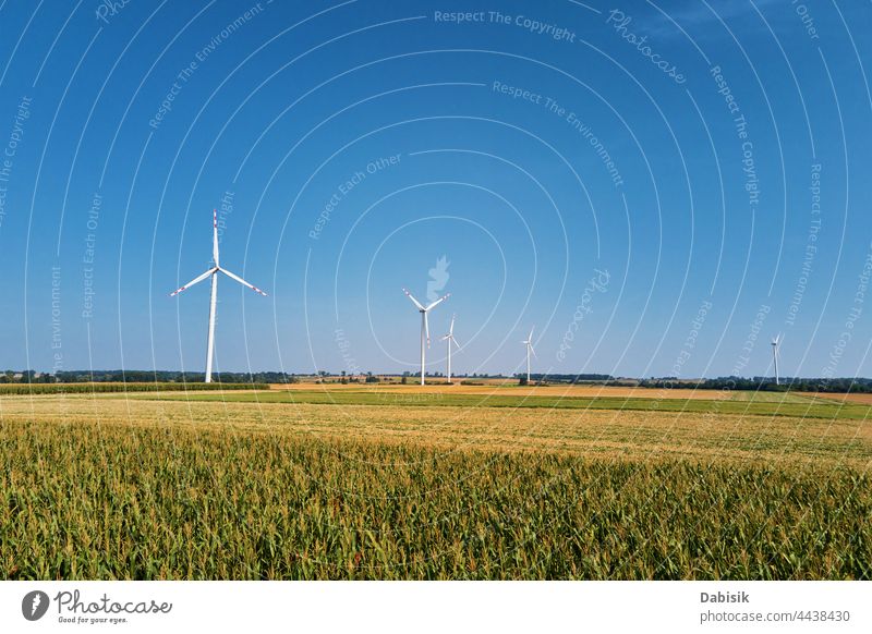 Windkraftanlage auf dem Feld an einem Sommertag. Rotierender Windgenerator Energie Erzeuger Turbine Windmühle Technik & Technologie Propeller nachhaltig