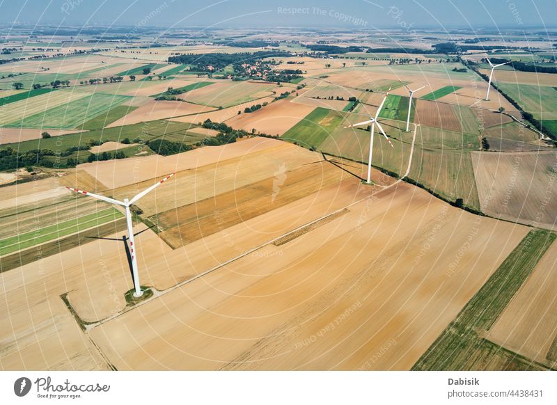 Windkraftanlage auf dem Feld an einem Sommertag. Rotierender Windgenerator Energie Erzeuger Turbine Windmühle Technik & Technologie Propeller nachhaltig