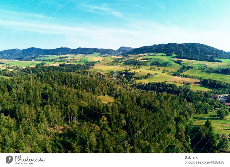 Berge und grüne Felder, Luftaufnahme. Panorama der schönen Landschaft Berge u. Gebirge Antenne Hintergrund Wiese Hügel Tal Gras Weide Himmel Horizont Frühling