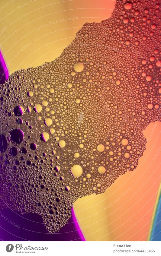 Nahaufnahme von Wasserblasen mit orangefarbenen und violetten Tönen. abschließen keine Menschen Wassertropfen Muster Tropfen nass Kristalle Studioaufnahme Kunst