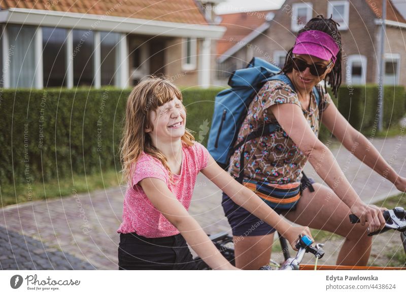 Mädchen mit ihrer Mutter auf Fahrrädern echte Menschen authentisch Eltern Lächeln Ausdruck Liebe Familie Tochter holländisch Niederlande Fahrrad Fahrradfahren